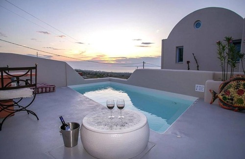Finikia Villa | Signature Santorini Villa | 2 Bedroom Villa | Private Jetted Pool & Beautiful