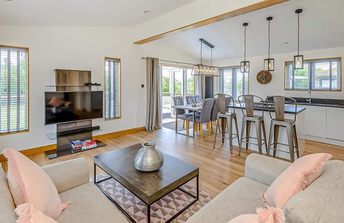 Newbury Ski Chalet | Signature Spa Six Pet