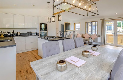 Newbury Ski Chalet | Signature Spa Six Pet