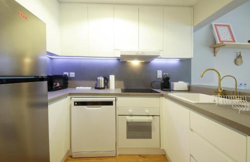 Jumeirah Lake Towers Apartment | Silk Valley - Luxury 1B near Serene Lakes