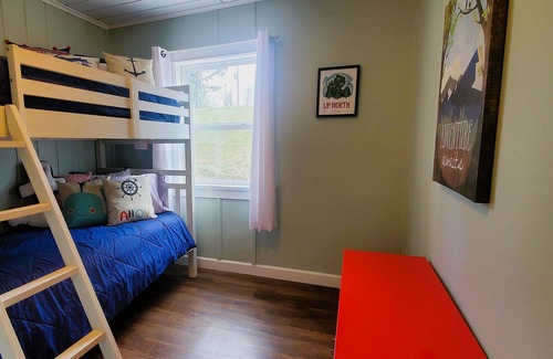 Mayfield Cottage | Silver Dollar Cozy Cottage on Spider Lake