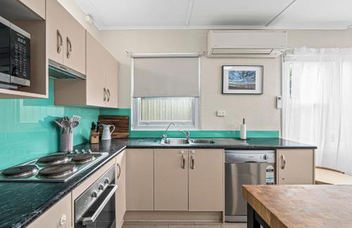 Silver Sands House | Silver Myrtle Shack - Aldinga Beach - C21 SouthCoast Holidays