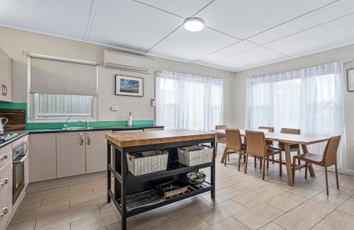 Silver Sands House | Silver Myrtle Shack - Aldinga Beach - C21 SouthCoast Holidays