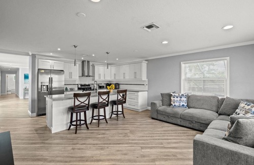 Gulf Gate Estates House | Silver Palm Retreat w/Pool, Game Room, Modern Kitchen – Walk to Gulf Gate Dining