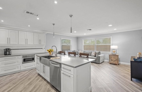 Gulf Gate Estates House | Silver Palm Retreat w/Pool, Game Room, Modern Kitchen – Walk to Gulf Gate Dining