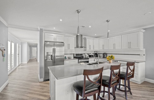 Gulf Gate Estates House | Silver Palm Retreat w/Pool, Game Room, Modern Kitchen – Walk to Gulf Gate Dining