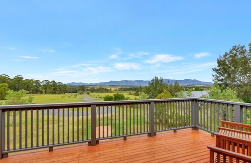 Rothbury Cottage | Silver Springs (4br) Cottage, with Wifi, Views, Olives and Space