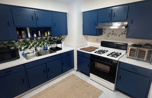 Silver Springs Cottage | Silver Springs Retreat - 1 Min to the Springs & the Best Diner in town - Fenced