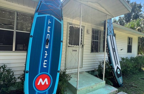 Silver Springs Cottage | Silver Springs Retreat - 1 Min to the Springs & the Best Diner in town - Fenced