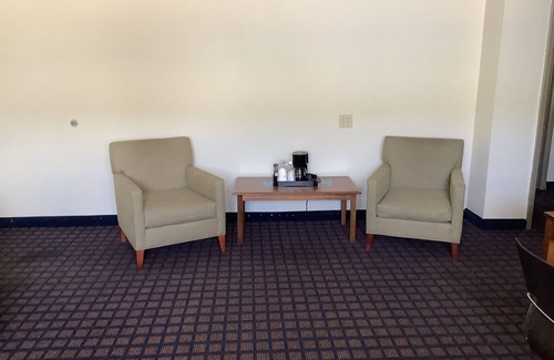 Dodge City Apartment | Silver Spur Vintage Inn & Suites