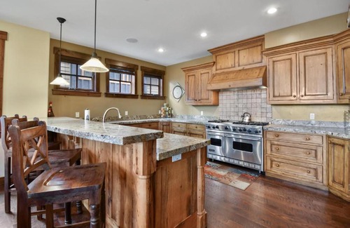 North Park City House | Silver Star #18 - 4 Bed Cottage w Spa