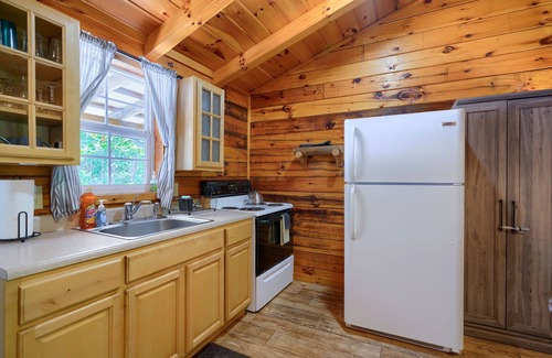 South Bloomingville Cabin | Silver Wolf: Privately situated + Pet friendly cabin w/hot tub in Hocking Hills