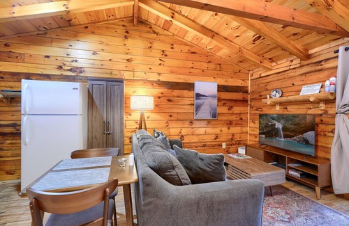 South Bloomingville Cabin | Silver Wolf: Privately situated + Pet friendly cabin w/hot tub in Hocking Hills