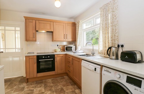 Grange-over-Sands Cottage | SILVERDALE MOUNT, pet friendly, with a garden in Grange-Over-Sands