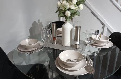 Oldbury House | Silverlight's Place - 2BR Home in Central Oldbury