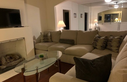 Beverly Grove Apartment | Simple 2 bedrooms in an amazing location/Melrose