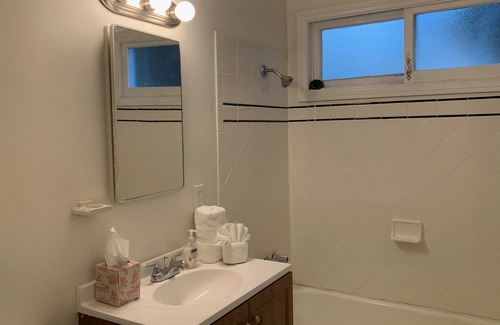 Beverly Grove Apartment | Simple 2 bedrooms in an amazing location/Melrose