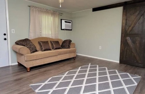 Bartow Apartment | Simple Apartment in quiet suburb