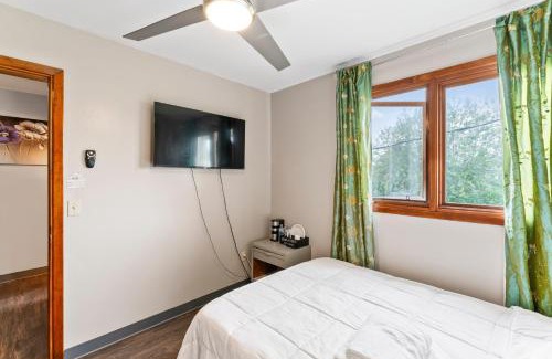 Airport Heights Community Council Bed & Breakfast | Simple Deluxe Private Room