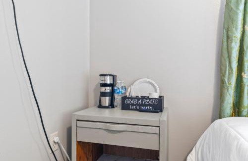 Airport Heights Community Council Bed & Breakfast | Simple Deluxe Private Room