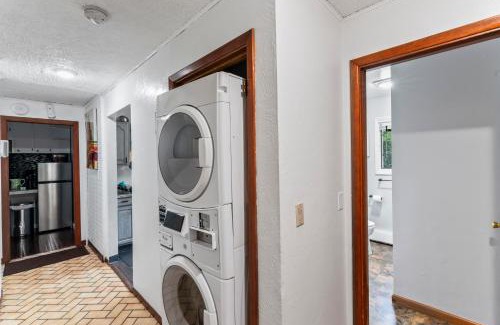 Airport Heights Community Council Bed & Breakfast | Simple Deluxe Private Room