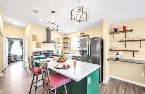 Biggar House | Simple Elegance! Just minutes to Ft Myers Beach and Sanibel Island