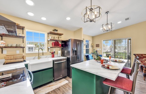 Biggar House | Simple Elegance! Just minutes to Ft Myers Beach and Sanibel Island