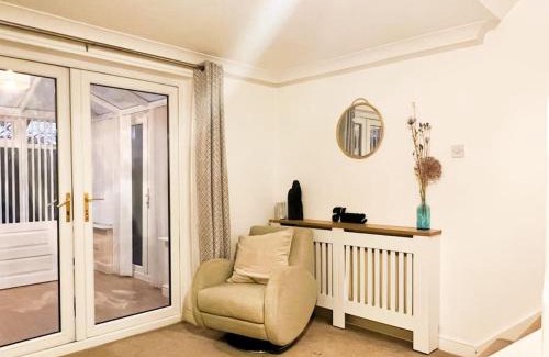 Broadheath House | Simple House w- FREE PARKING by Manchester Airport - FREE DROP-OFF