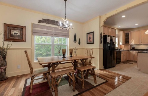 Deep Gap Cabin | Simply Bearadise! 3Acres*Hike*Sleeps 10! FIBER WIF
