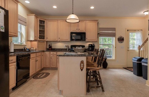 Deep Gap Cabin | Simply Bearadise! 3Acres*Hike*Sleeps 10! FIBER WIF