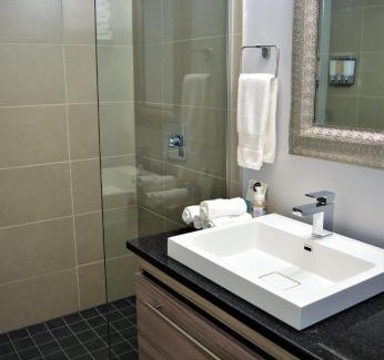 Ottawa Division Apartment | Simply Luxury Stays