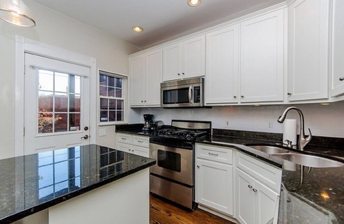 Lakeview House | Single Family Home! Sleeps 8 Lincoln Park/Lakeview