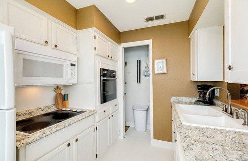 Spanish Grant House | Single Level Beachside Home, Great for Families & Dog Friendly - Walk to Beach