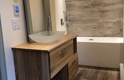 Metropolitan Hill - Beech Street House | Single room, access to all household amenities, steps from commuter rail