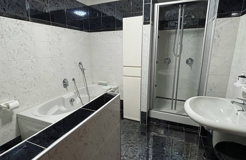 Potenza House | Single Room with Shared Bathroom