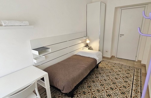 Potenza House | Single Room with Shared Bathroom