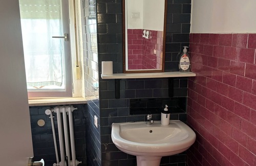Potenza House | Single Room with Shared Bathroom