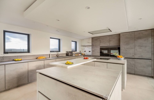 Mynytho House | Siop Penrallt- Rhiw - Four Bedroom House, Sleeps 8