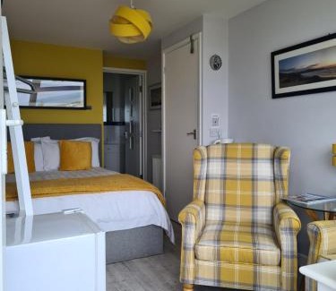 Porth Bed & Breakfast | Sirens Sunset Peaceful Retreat with stunning sea views, 5 minutes from Porth Beach