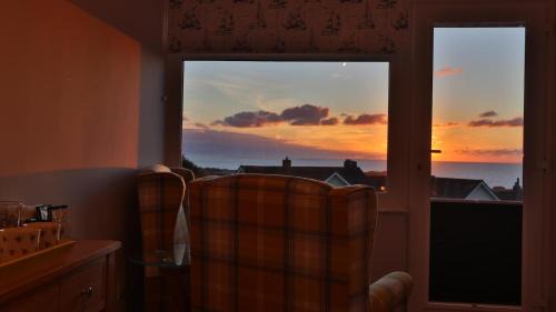 Porth Bed & Breakfast | Sirens Sunset Peaceful Retreat with stunning sea views, 5 minutes from Porth Beach