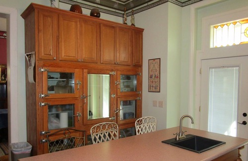 Davenport House | Sister Private Victorian Manor Sleeps 16-7 baths Reunions, Graduations, Weddings