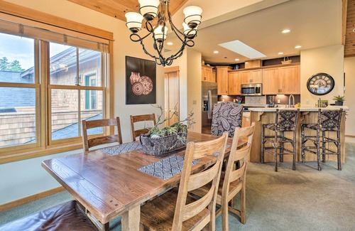 Sisters Condo | Sisters Getaway w/Hot Tub ~ Half-Mi to Dtwn!