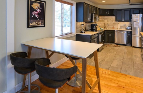Sisters House | Sisters Home Upper - One bedroom/One bath - Sleeps up to 5