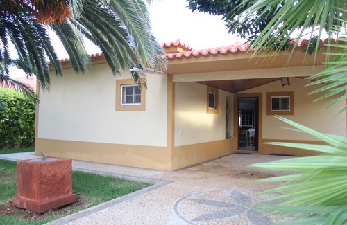 Campo de Baixo House | Situada dentro de um condomínio fechado de luxo, com a praia a 3 minutos a pé