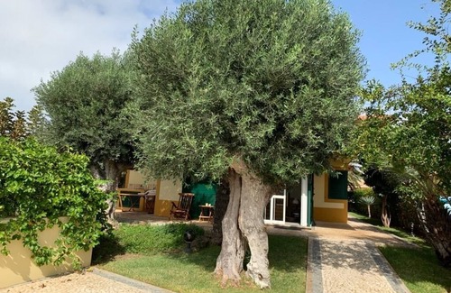 Campo de Baixo House | Situada dentro de um condomínio fechado de luxo, com a praia a 3 minutos a pé