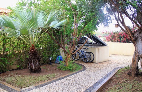 Campo de Baixo House | Situada dentro de um condomínio fechado de luxo, com a praia a 3 minutos a pé