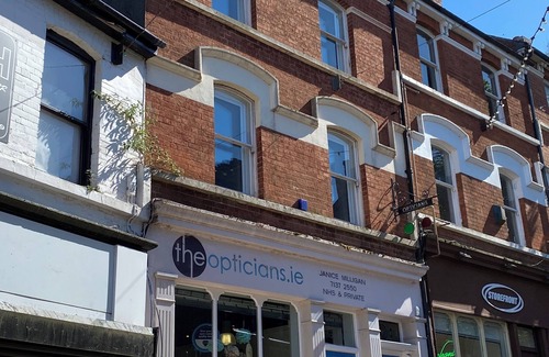 Bogside House | Situated centrally adjacent to the historic City Walls. Family sized with deck.