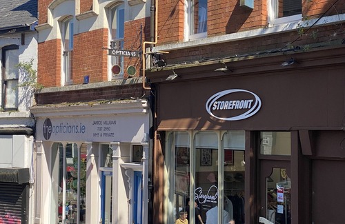 Bogside House | Situated centrally adjacent to the historic City Walls. Family sized with deck.