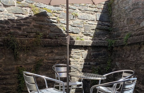 Bogside House | Situated centrally adjacent to the historic City Walls. Family sized with deck.