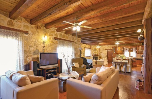 Paralia Porovitsis House | Situated in the northern part of the Peloponnese, this villa welcomes its guests in Akrata, a beauti